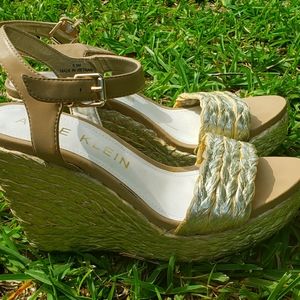 Size 8.5 Anne Klein Tan/Gold Espadrilles